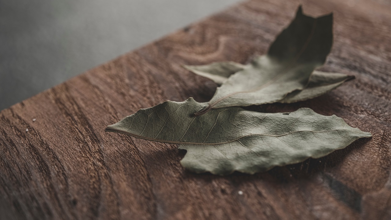 3 bay leaves table