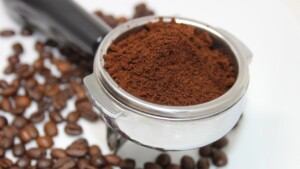 Do you usually throw away your used coffee grounds: here are 8 reasons to stop this habit