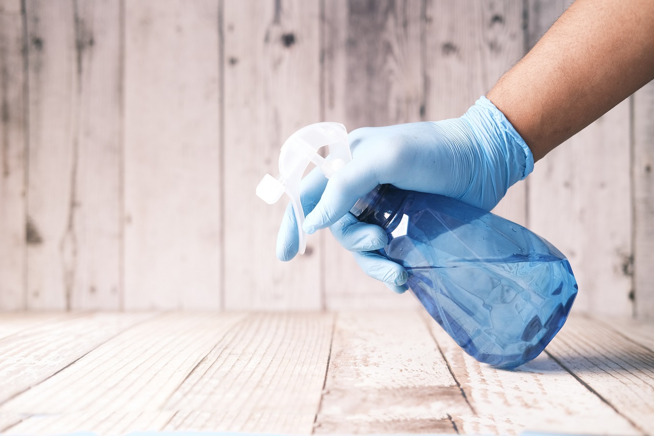 spray and glove blue spray