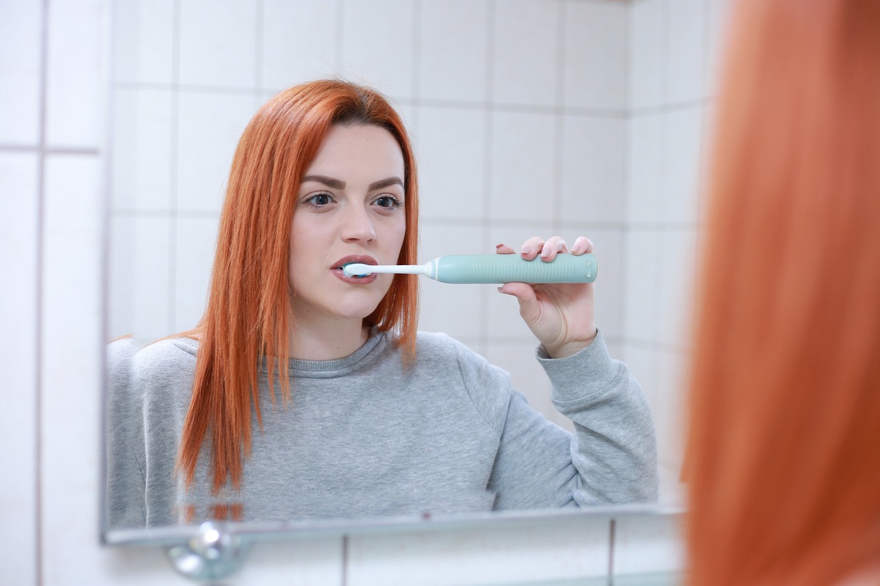 young girl mirror brush teeth
