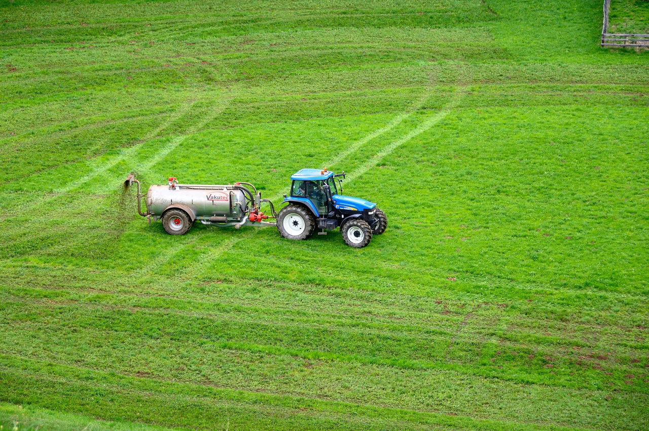 tractor and fertilizer tractor and fertilizer