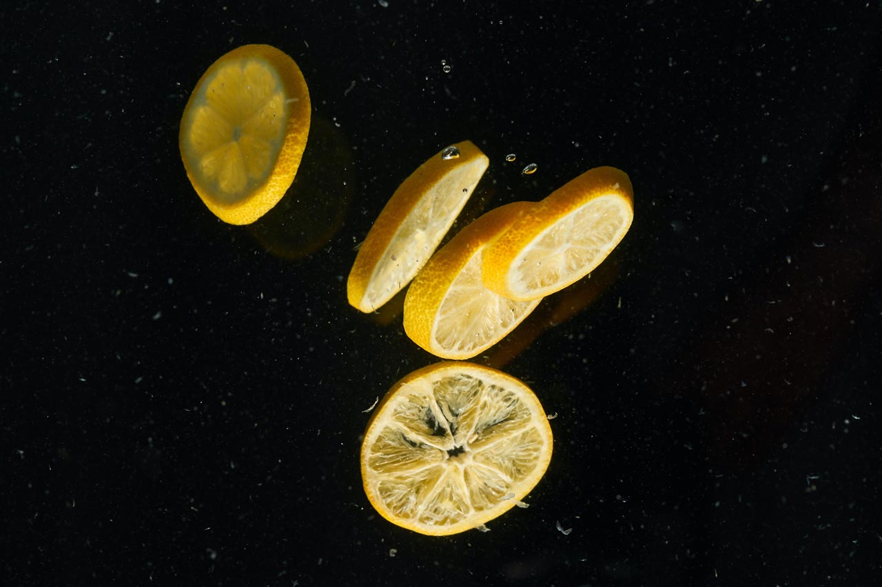 lemon slices in water