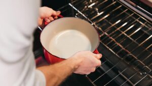 Do You Know the Pot TRICK to Clean Your Oven? Never Done Faster