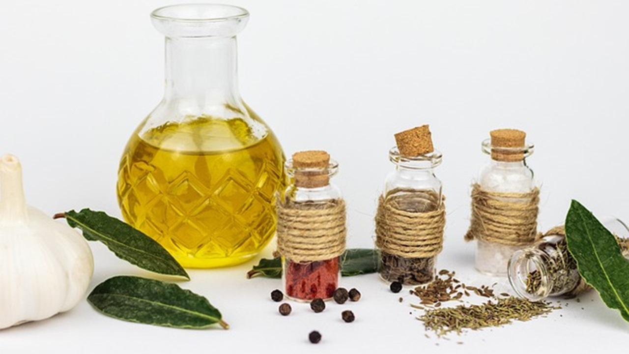 Laurel contains several active compounds that may have beneficial effects on the digestive system