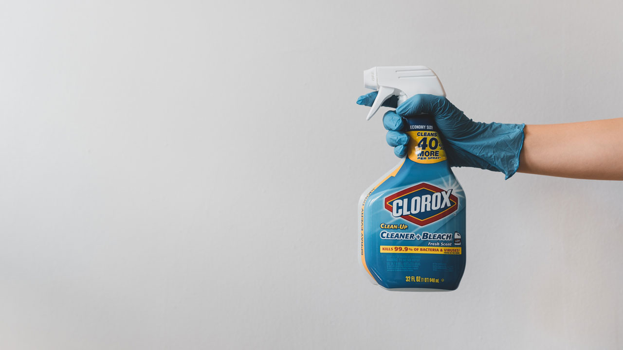 don't mix bleach with vinegar or ammonia