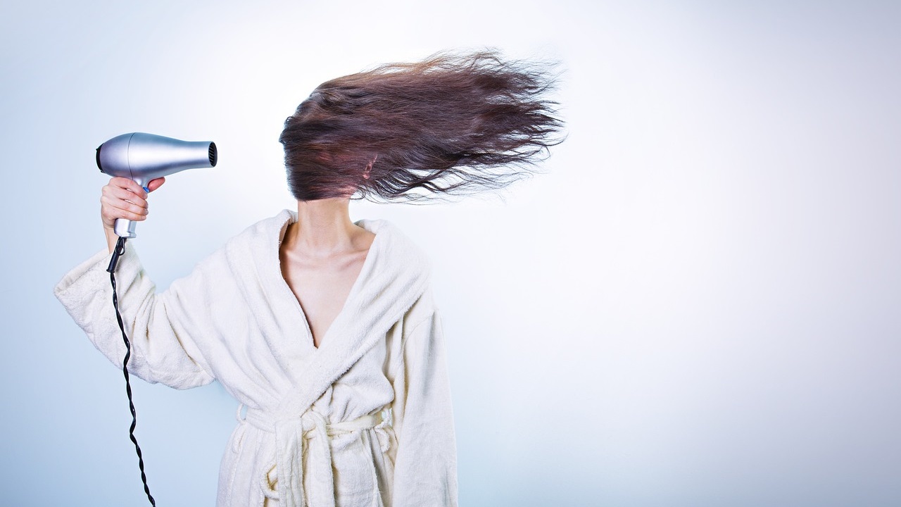 Dry and frizzy hair? 5 useful tips for healthy and flowing hair