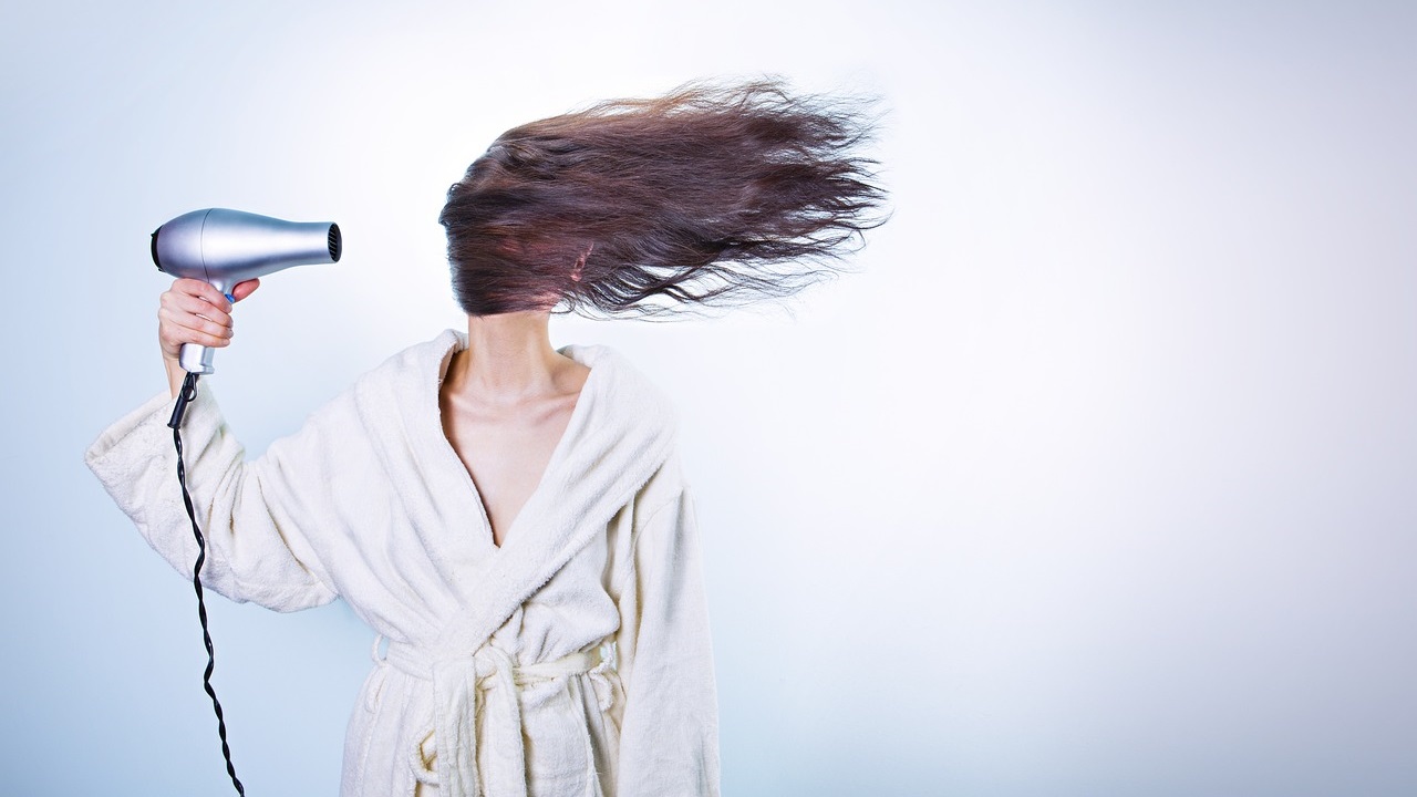 Dry and frizzy hair? 5 useful tips for healthy and flowing hair