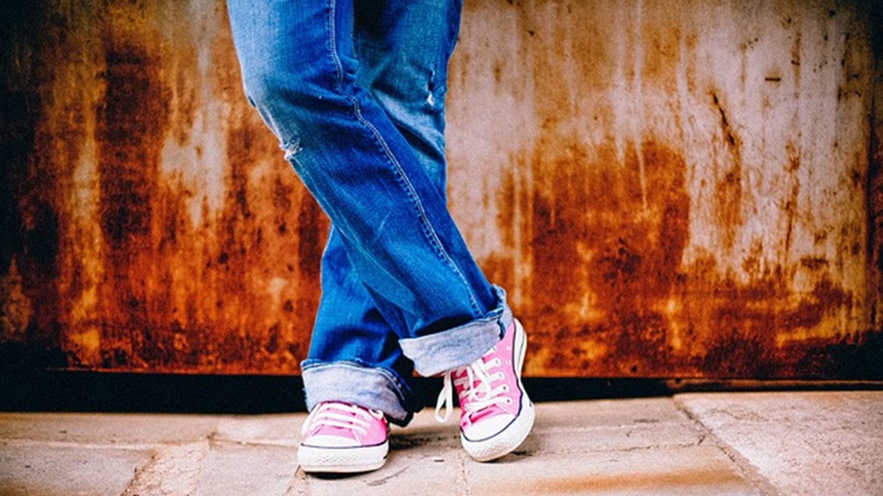 a women is wearing clean jeans in the picture