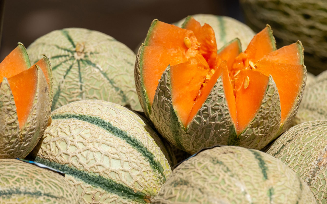 trick for picking up a delicious melon in the market