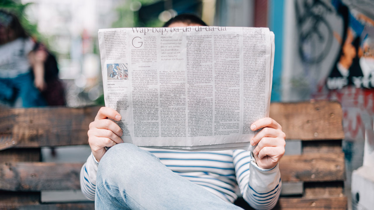 use newspaper to remove bad smells from suitcases