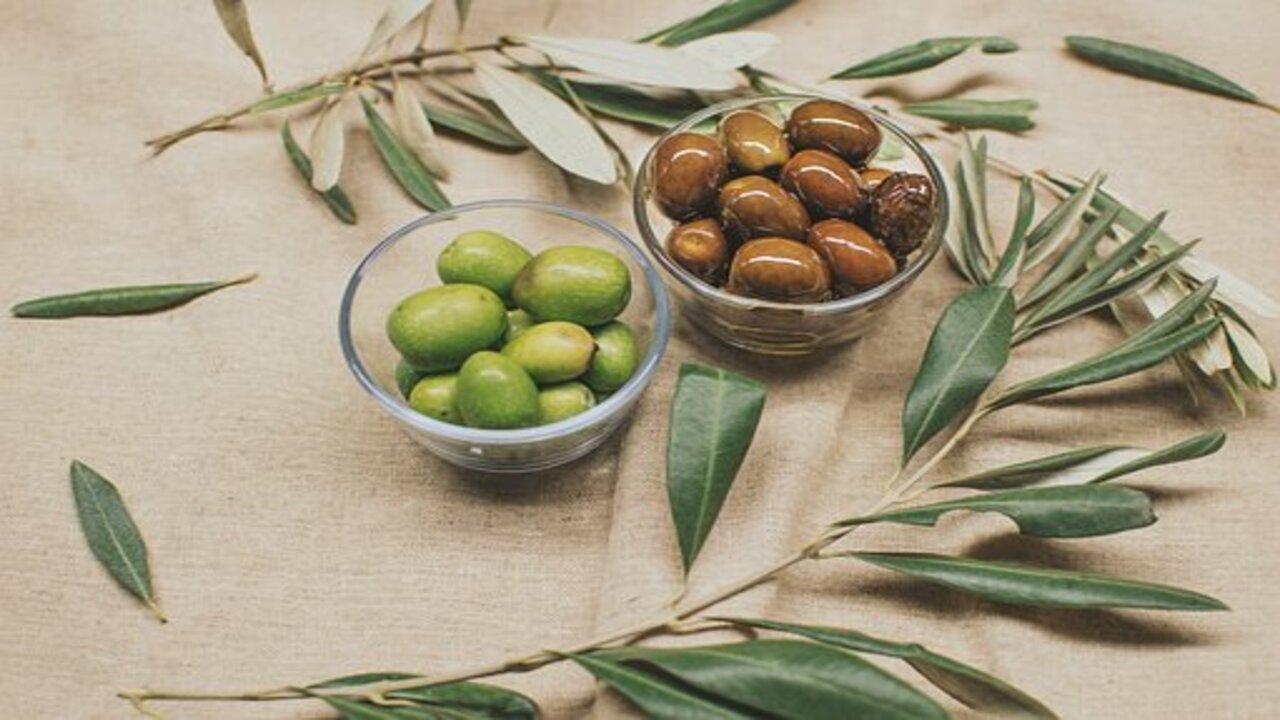 displaying green and brown olives