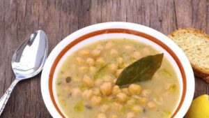 Chickpea and Potato Barley Soup: A Healthy Dish Full of Properties