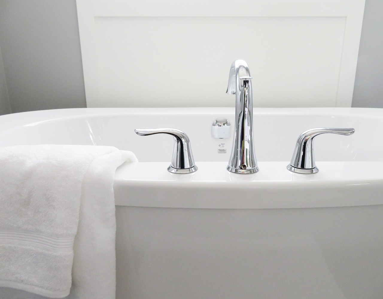 a clean bathtub