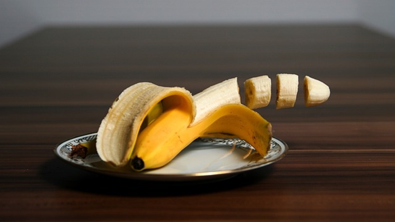 we will use bananas instead of flour for making this biscuit