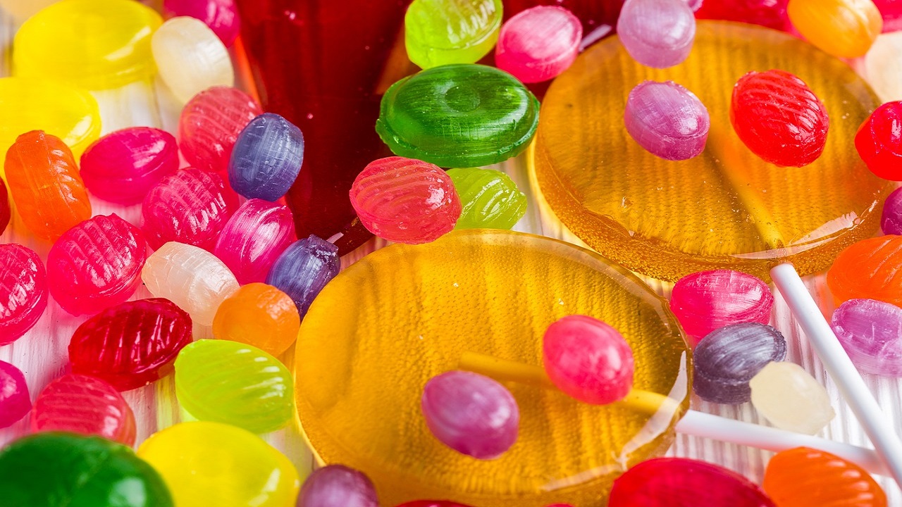many lollipops are placed on the table