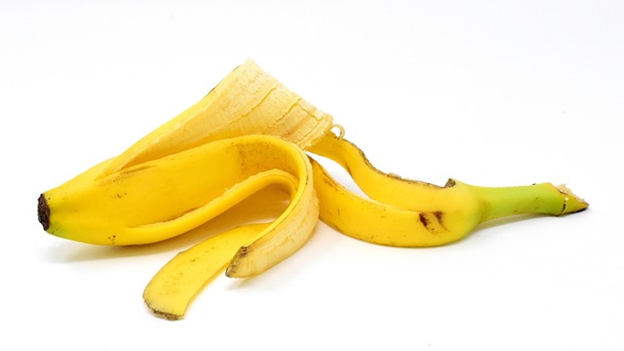 Simply rub the frames gently with the inside of a banana peel to remove stains and dirt