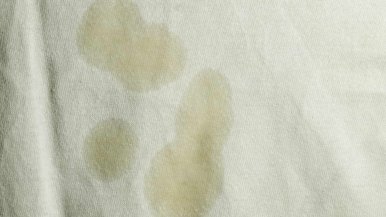 apply this natural remedy you will be able to remove stains from clothes