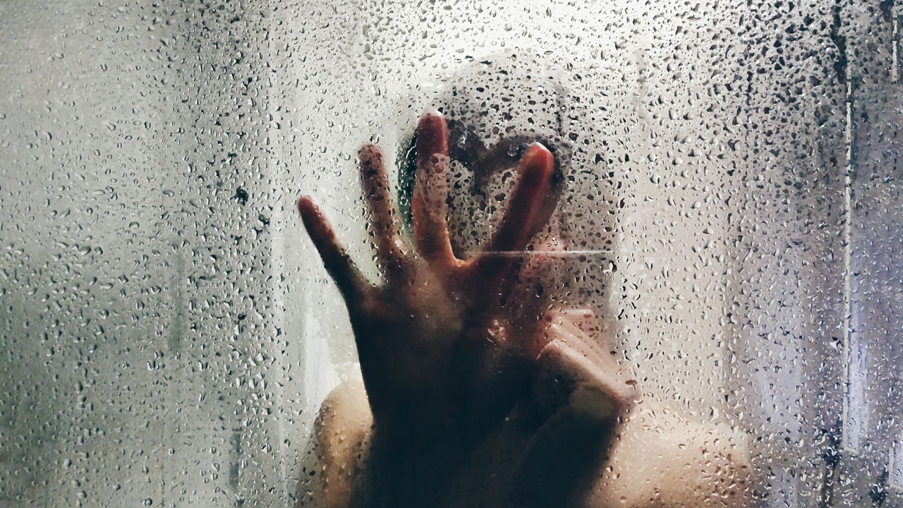 prepare this natural spray to clean stains and streaks on the shower glass