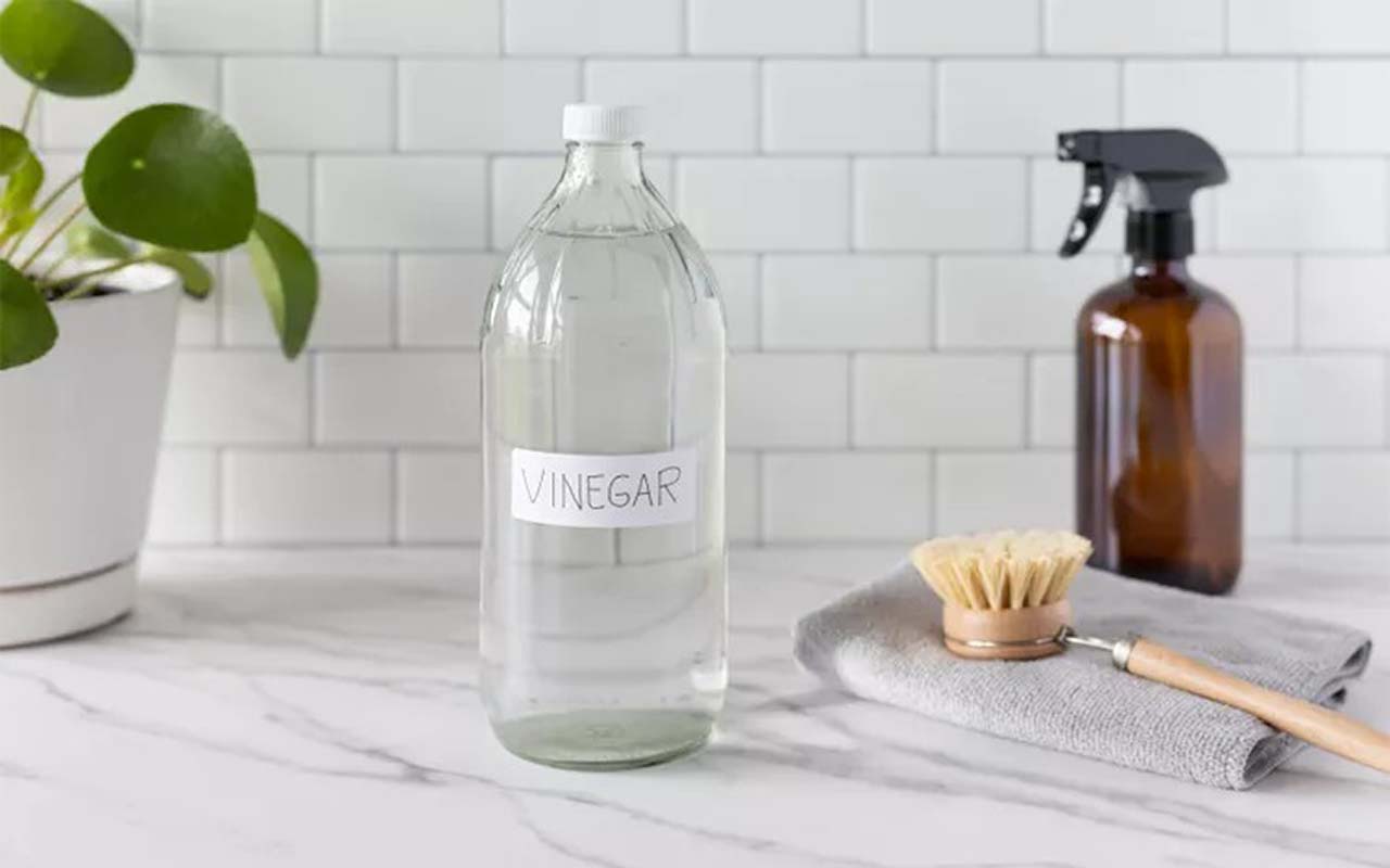 White vinegar effectively eliminates limescale from the shower thanks to its antimicrobial and dissolving abilities.
