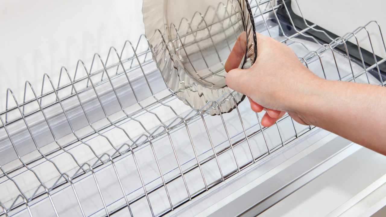 To remove stains and streaks from the dish drainer, take advantage of this trick