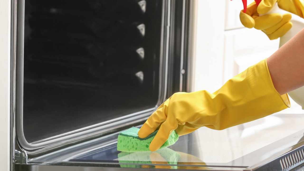 Shiny double glass oven with an effective and easy-to-prepare trick