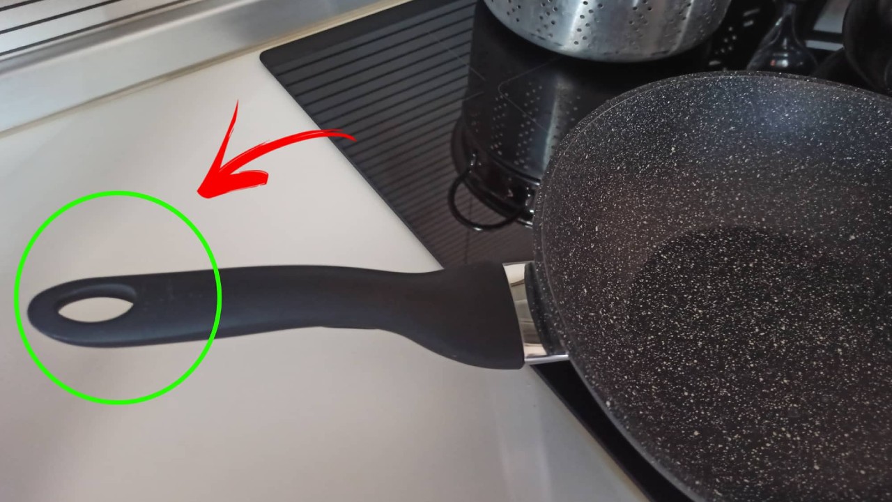 The hole on the handle can be used to place a stirring rod or a spoon.