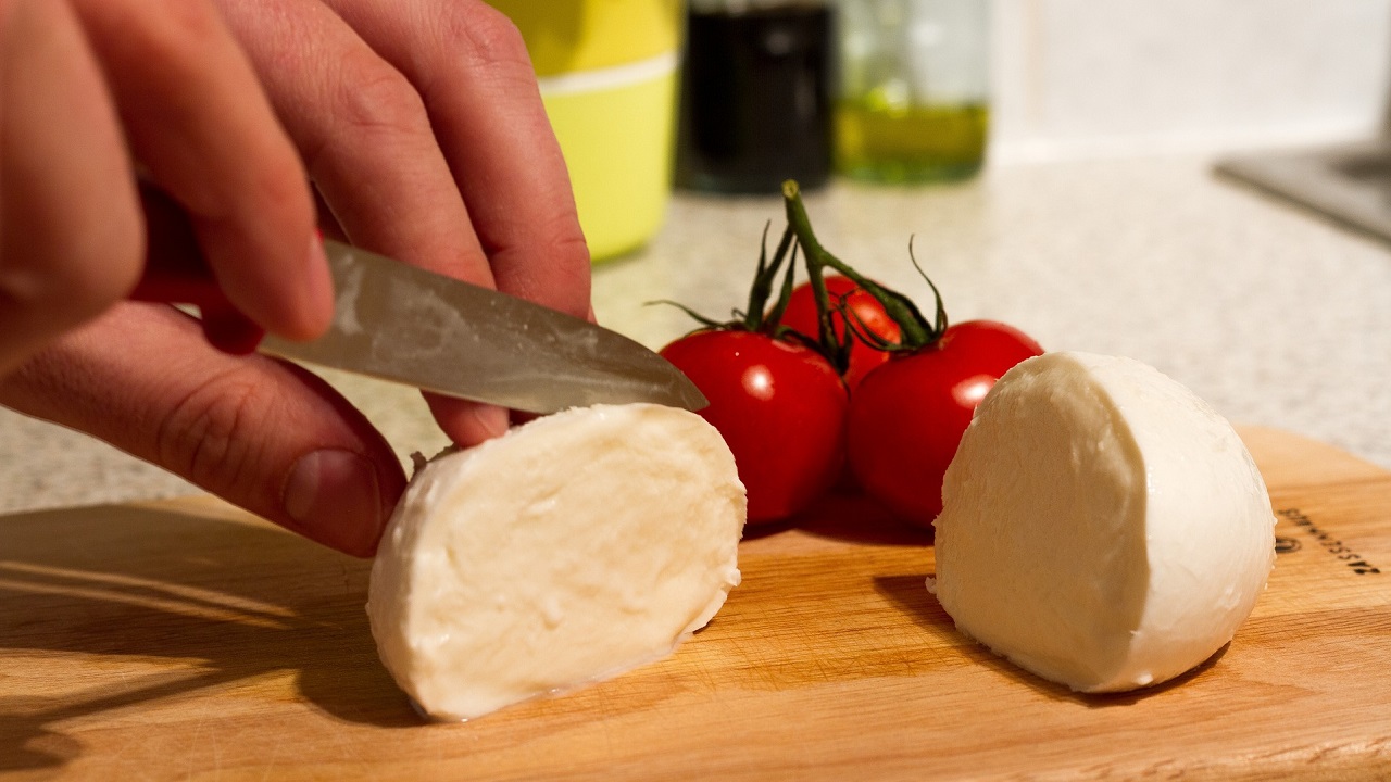 slicing mozzarella cheese