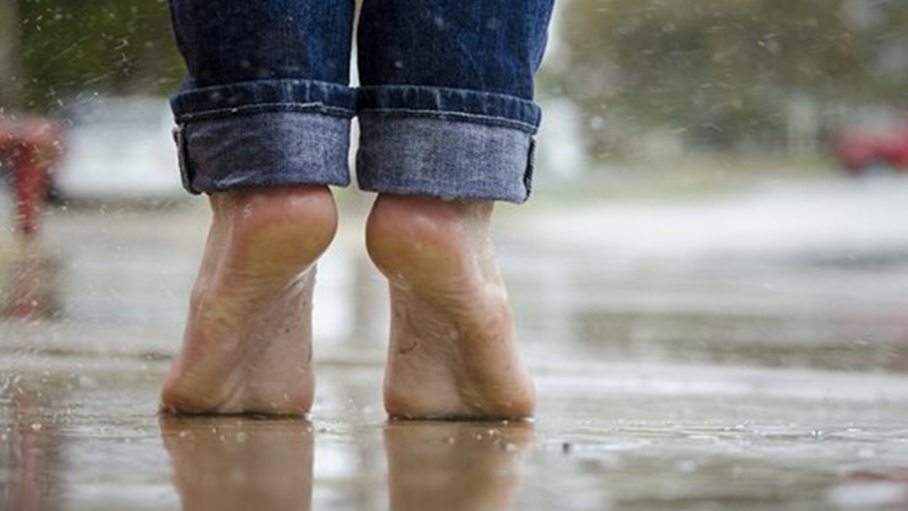 a person's heels are clean, standing on the road 