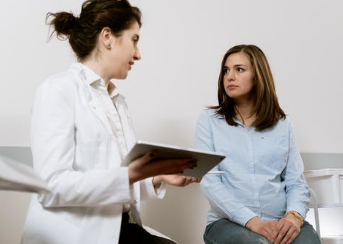 a women is consulting a doctor