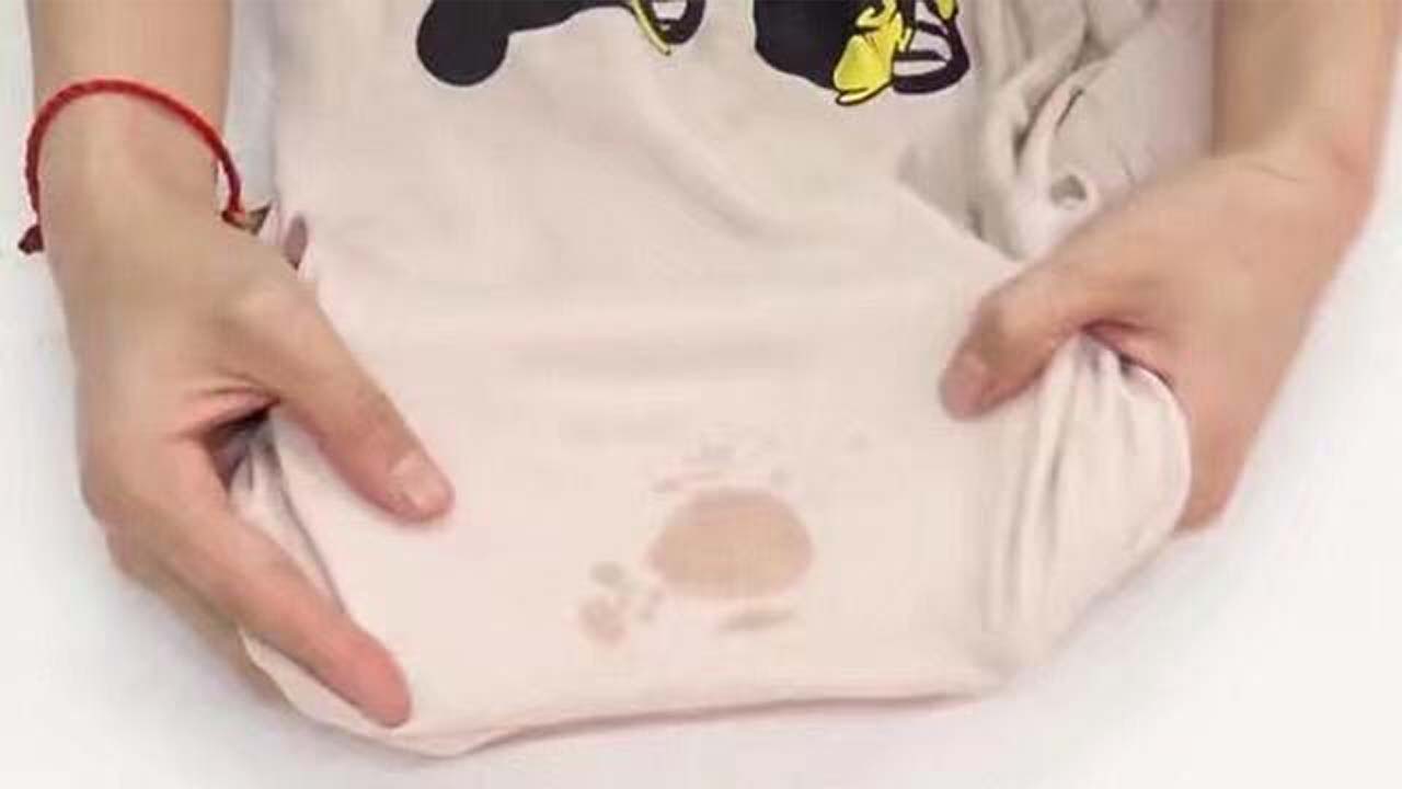  If you need to remove stubborn oil stains from your clothes, try this trick: you'll see how wonderful it is!