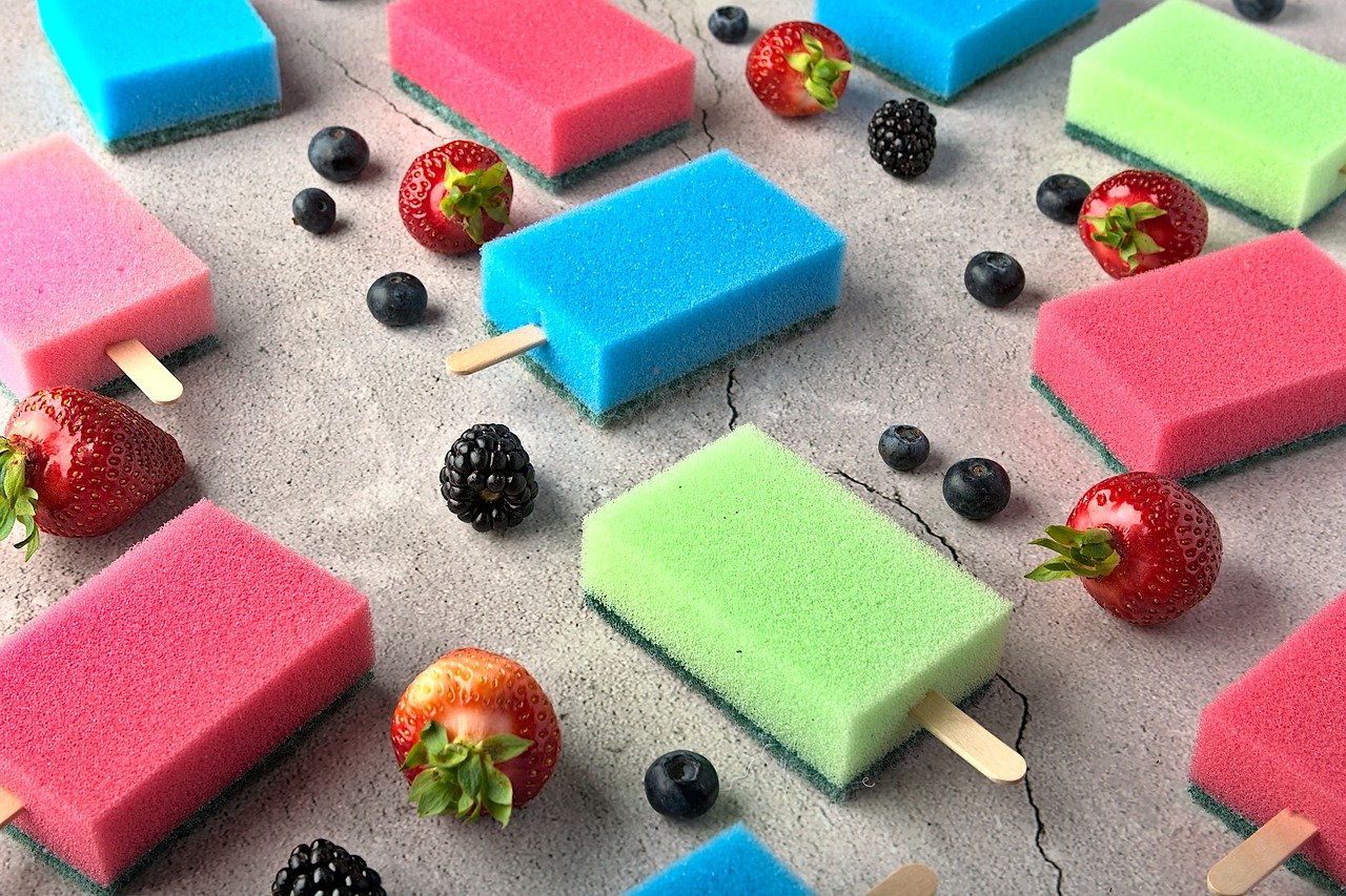 different colors of dish sponge placed on the table