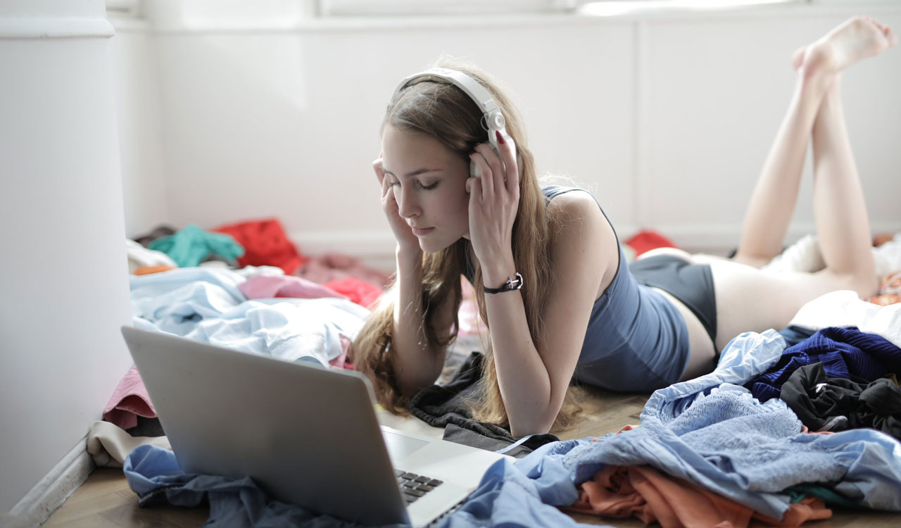 Messy bedroom might reveal a person who is alone and craves a relationship.