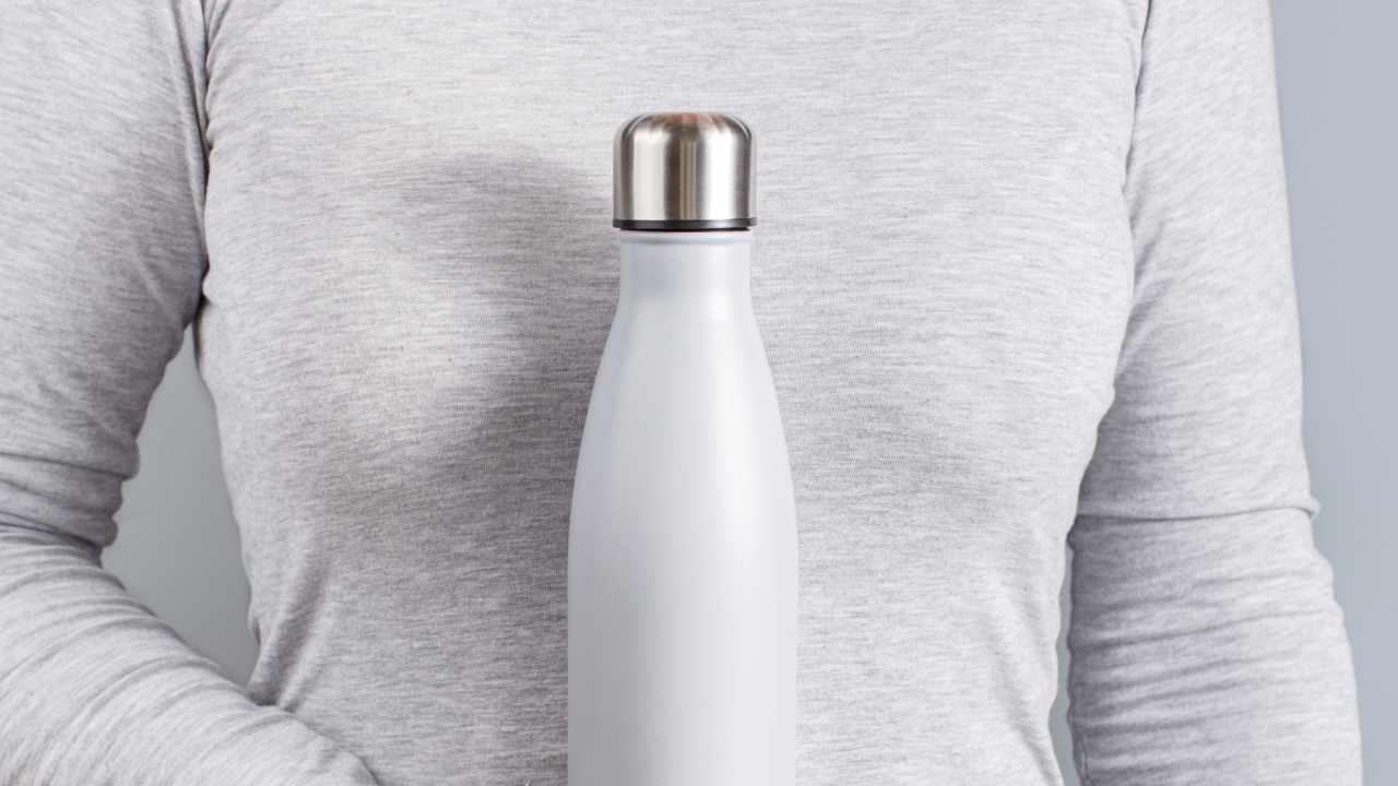 Bad odor problem in steel water bottles? Here's how to solve it with these two comfortable, practical natural remedies