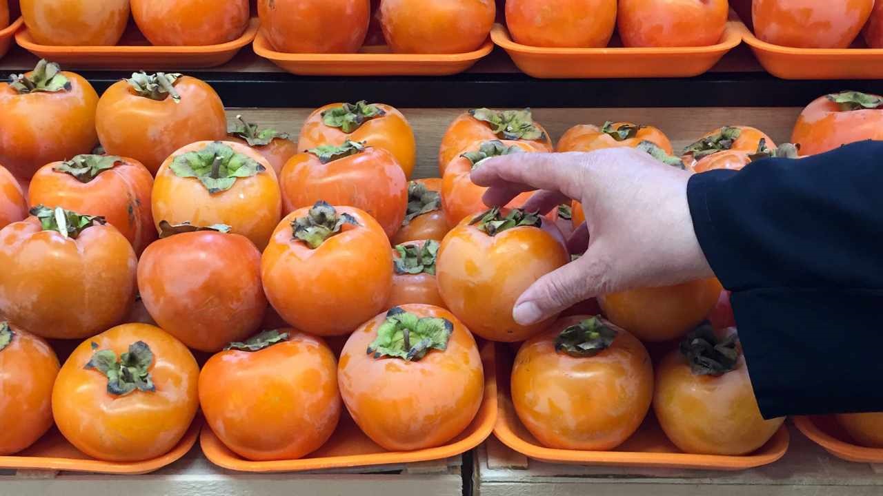 Here is some little purchasing advice when you go to buy persimmons, another typical autumn fruit