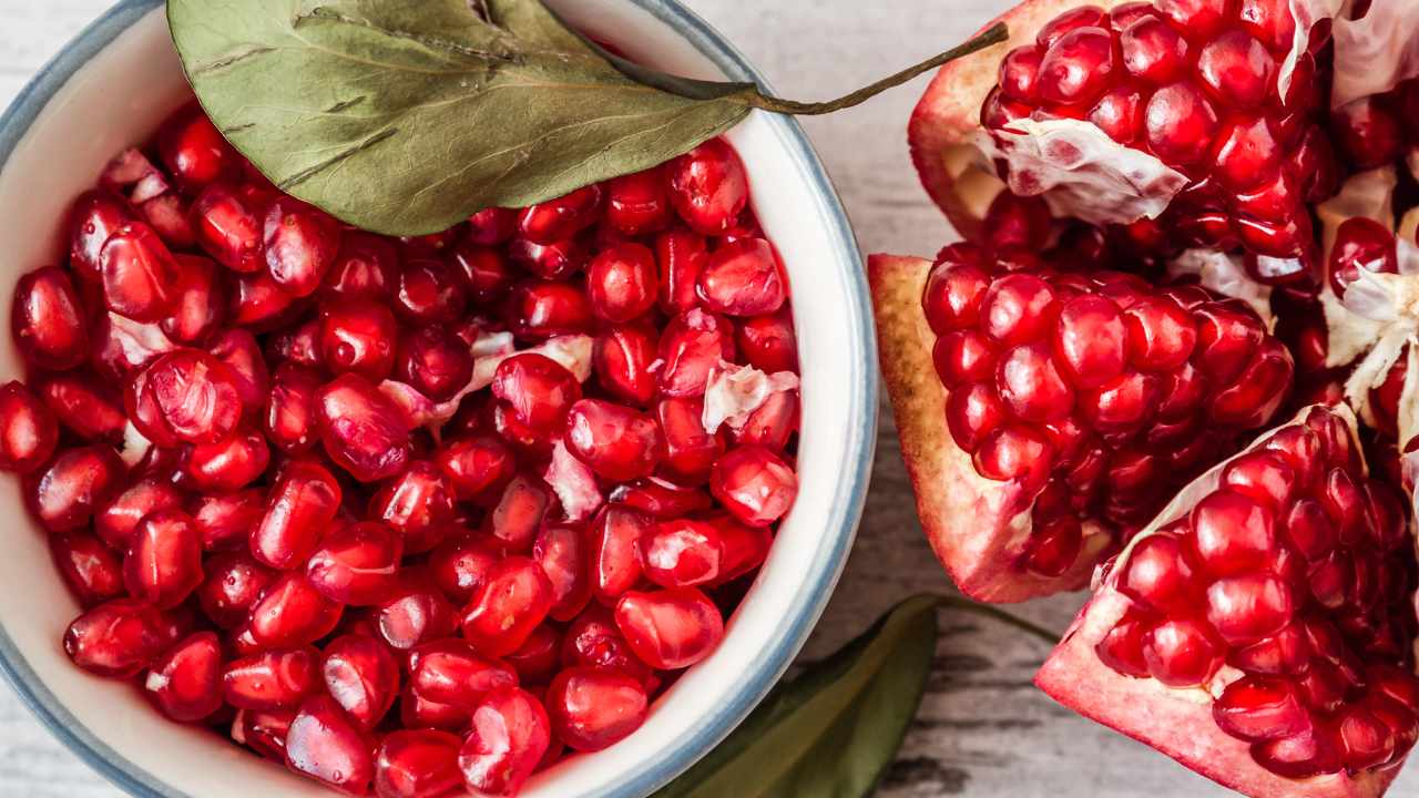 To open the pomegranate without going crazy, apply this simple method