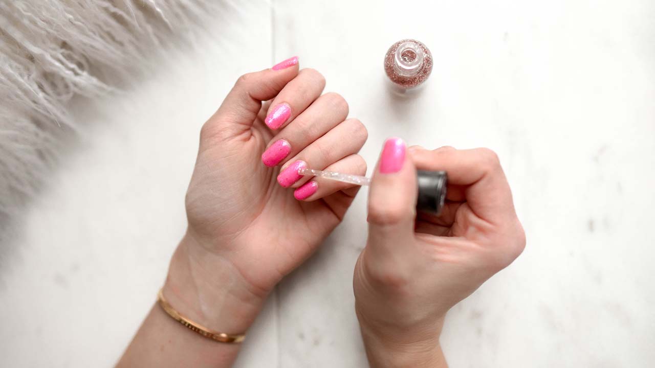 4 tricks to apply nail polish evenly without smudges