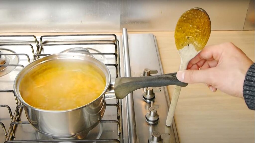 The hole on the handle can be used to place a stirring rod or a spoon.
