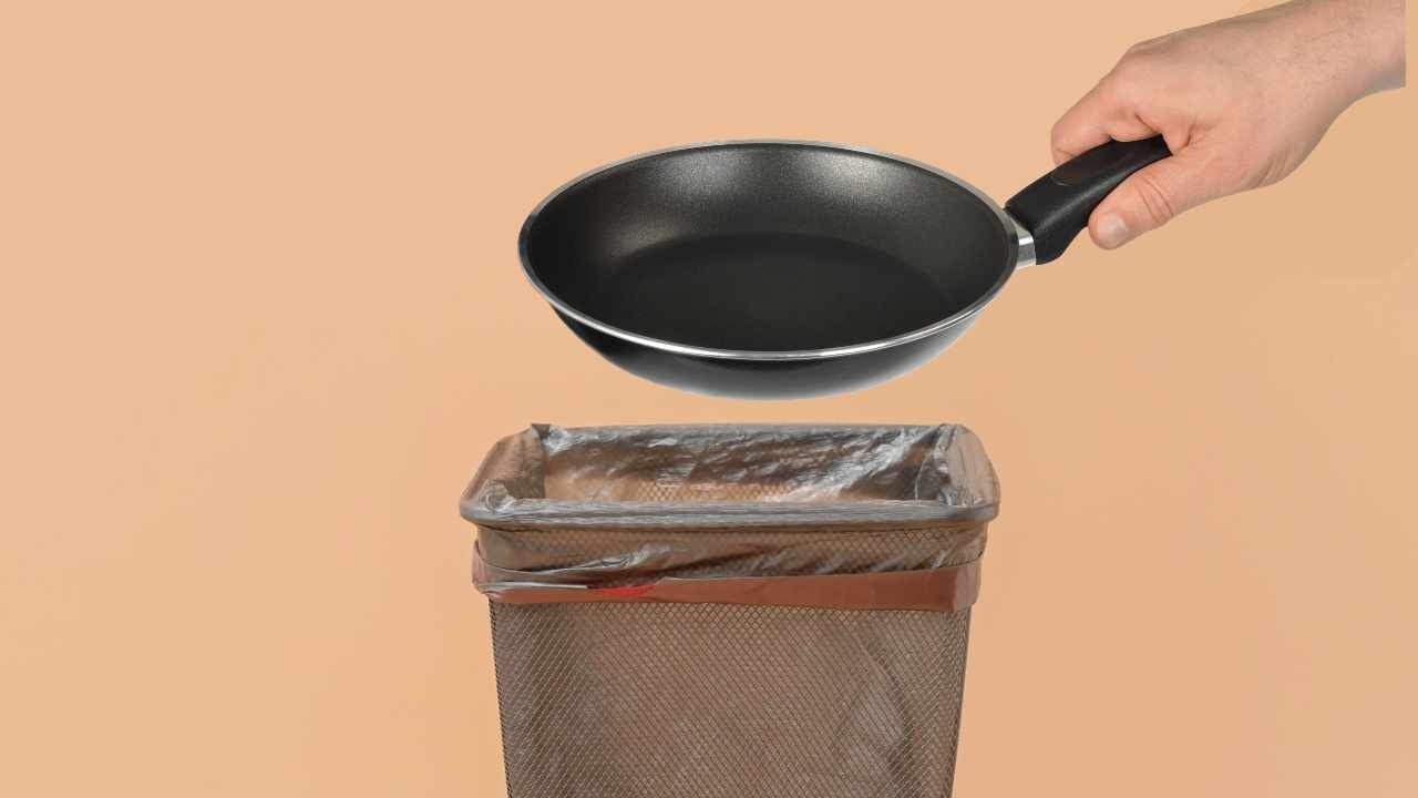 Do you have to throw away old, broken or damaged pots and pans? But do you know where they should be thrown away? Here are some indications