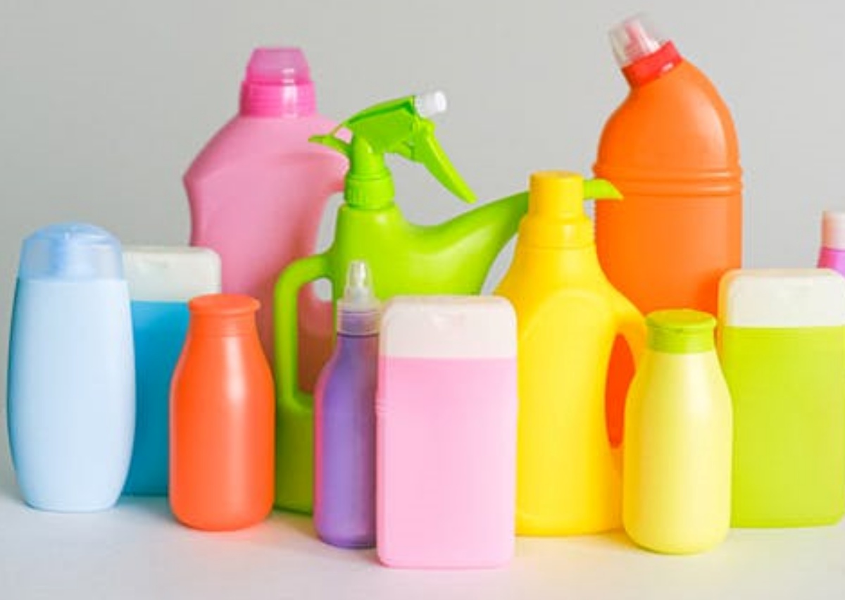 different detergents are placed on the table.