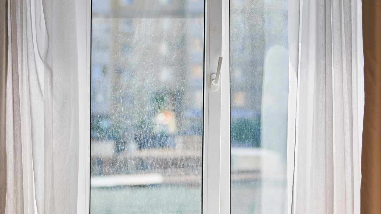 The perfect trick to remove dirty stains from windows