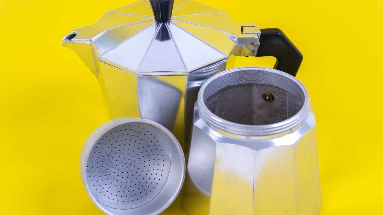 Here is a practical trick for cleaning the moka