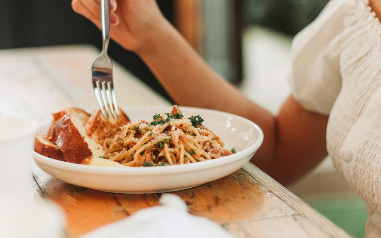 spaghetti made with garlic and oil