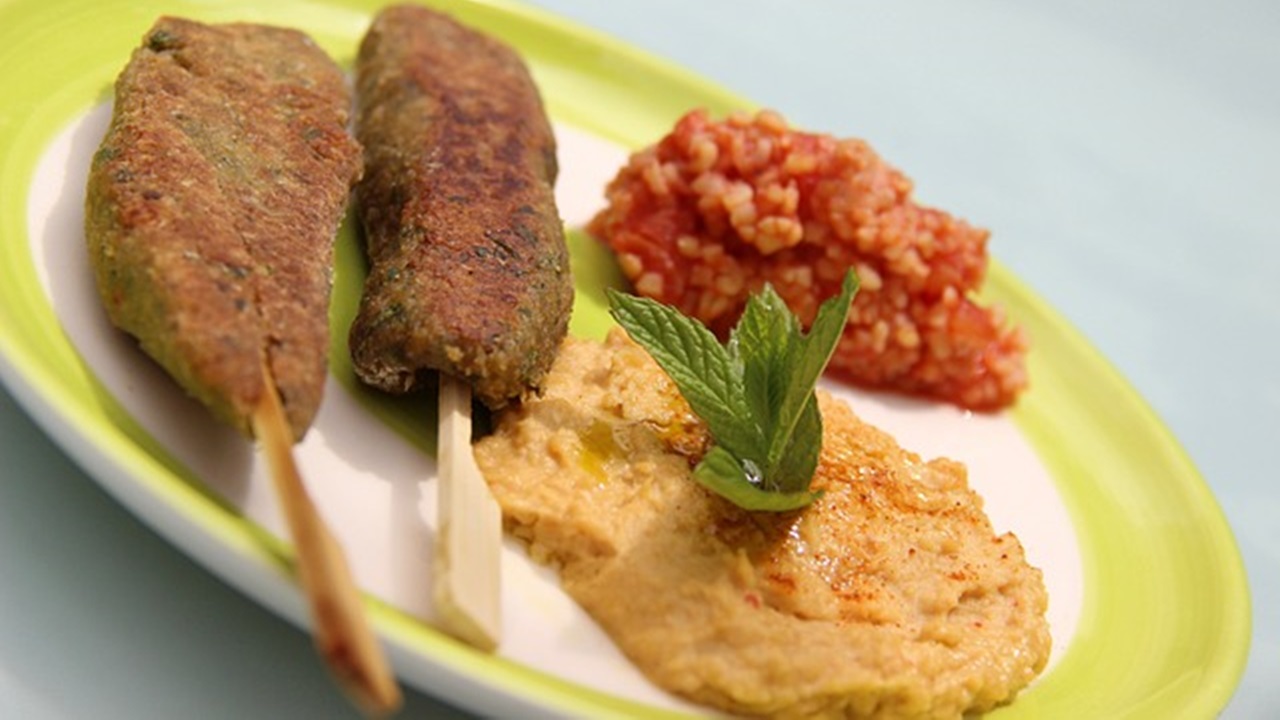 hummus is served with drum sticks