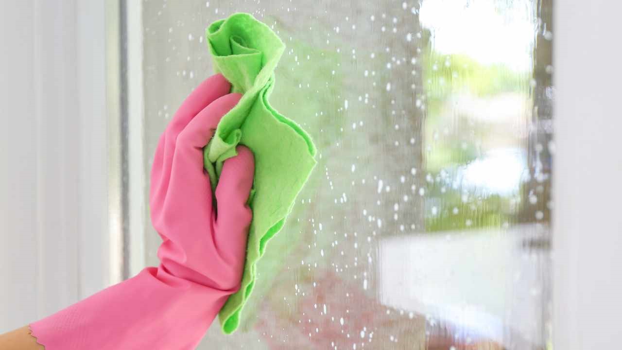 Here is the practical trick for washing windows with vinegar: it's quick and easy