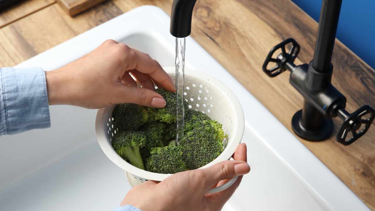 To make sure you consume broccoli without worms and parasites, it is not enough to rinse it under running water