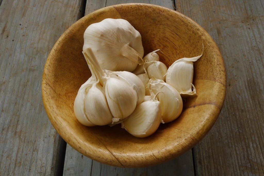 garlic in a bowl