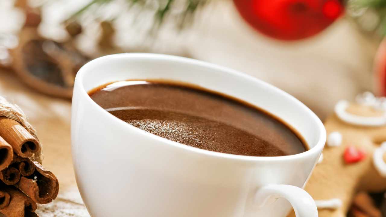 Useful tips for preparing a perfect hot chocolate and decorating it with imagination