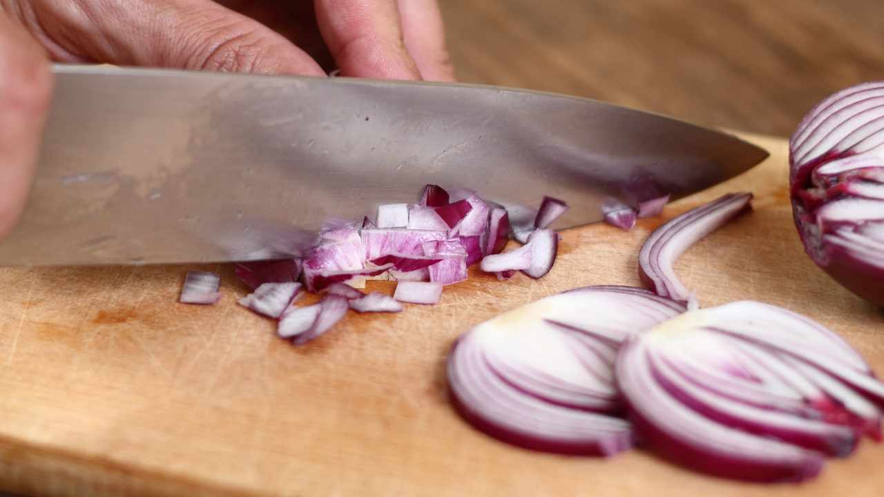 With these simple methods, you will stop crying while cutting the onion