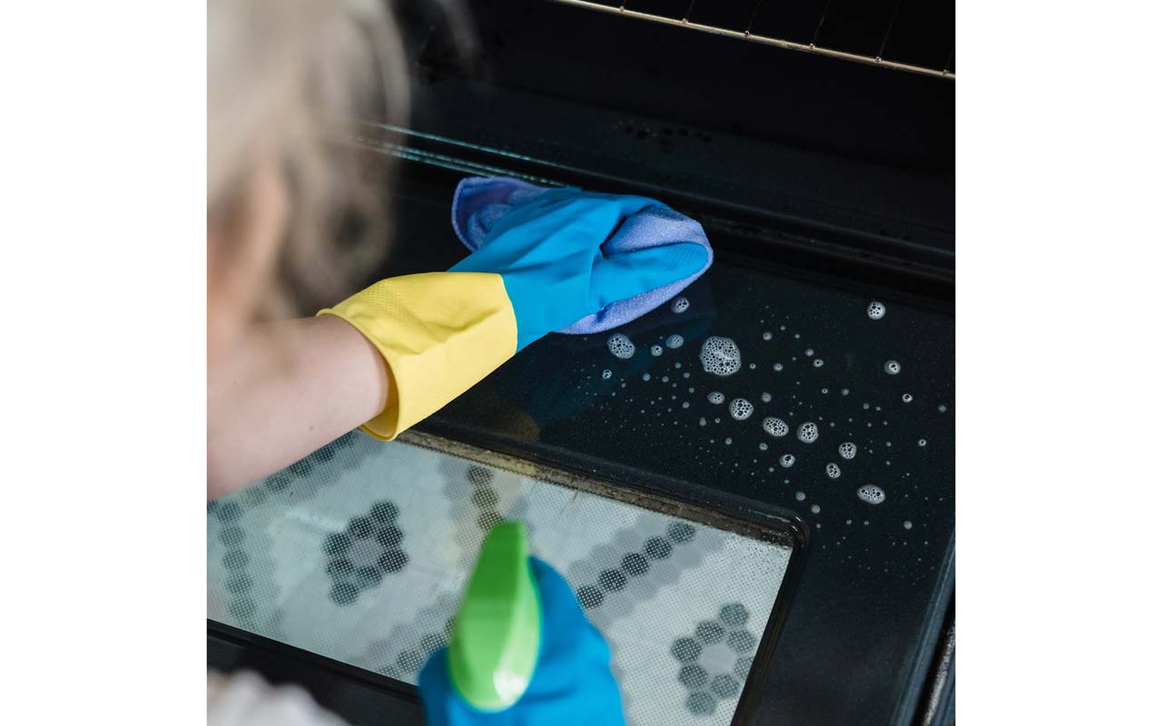 Just a few ingredients are enough to remove encrustations from the oven walls