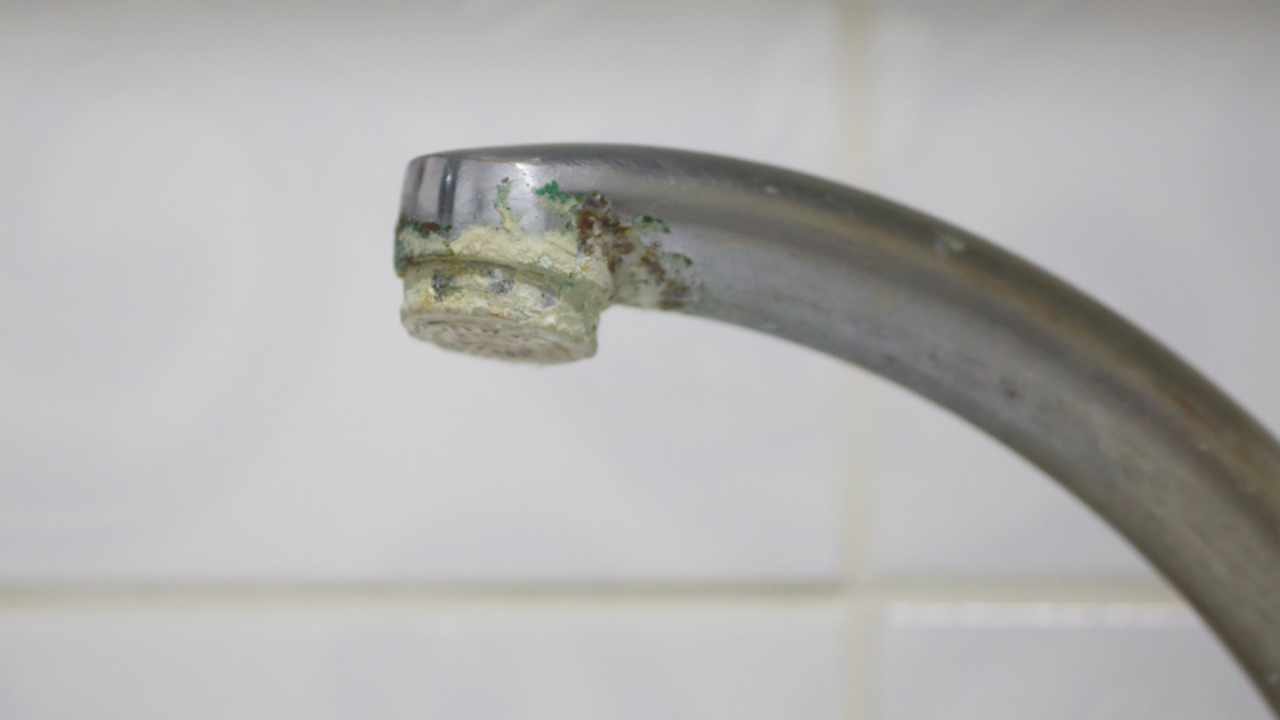 How to remove limescale from sink filters and plugs using 2 quick and simple tricks